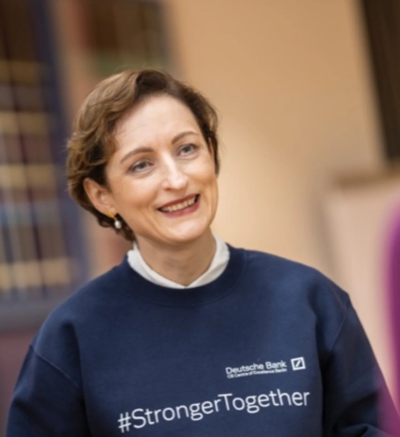 Elena mit Shirt #StrongerTogether