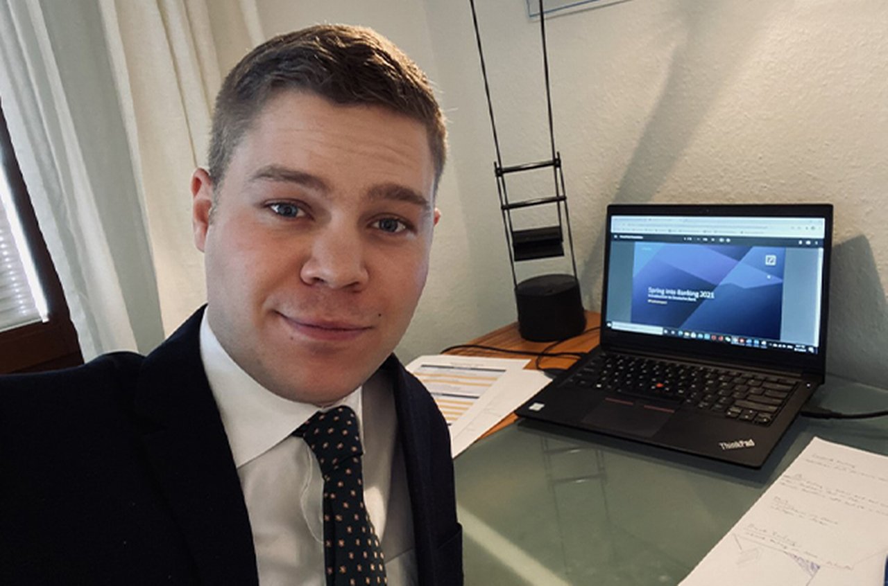 Jasper im Homeoffice mit Anzug und Krawatte