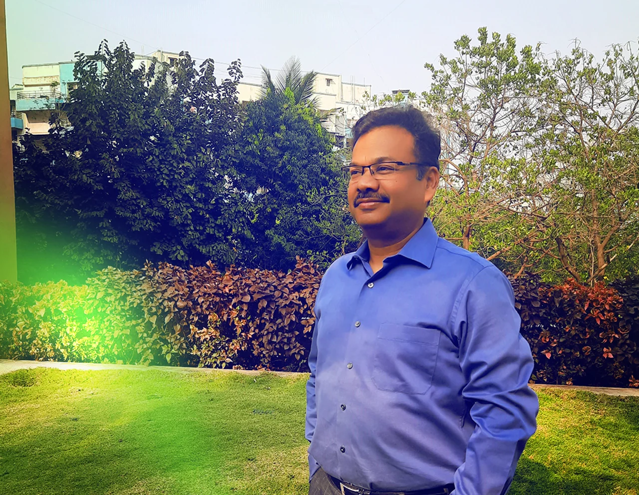 Rohit steht in einem Garten
