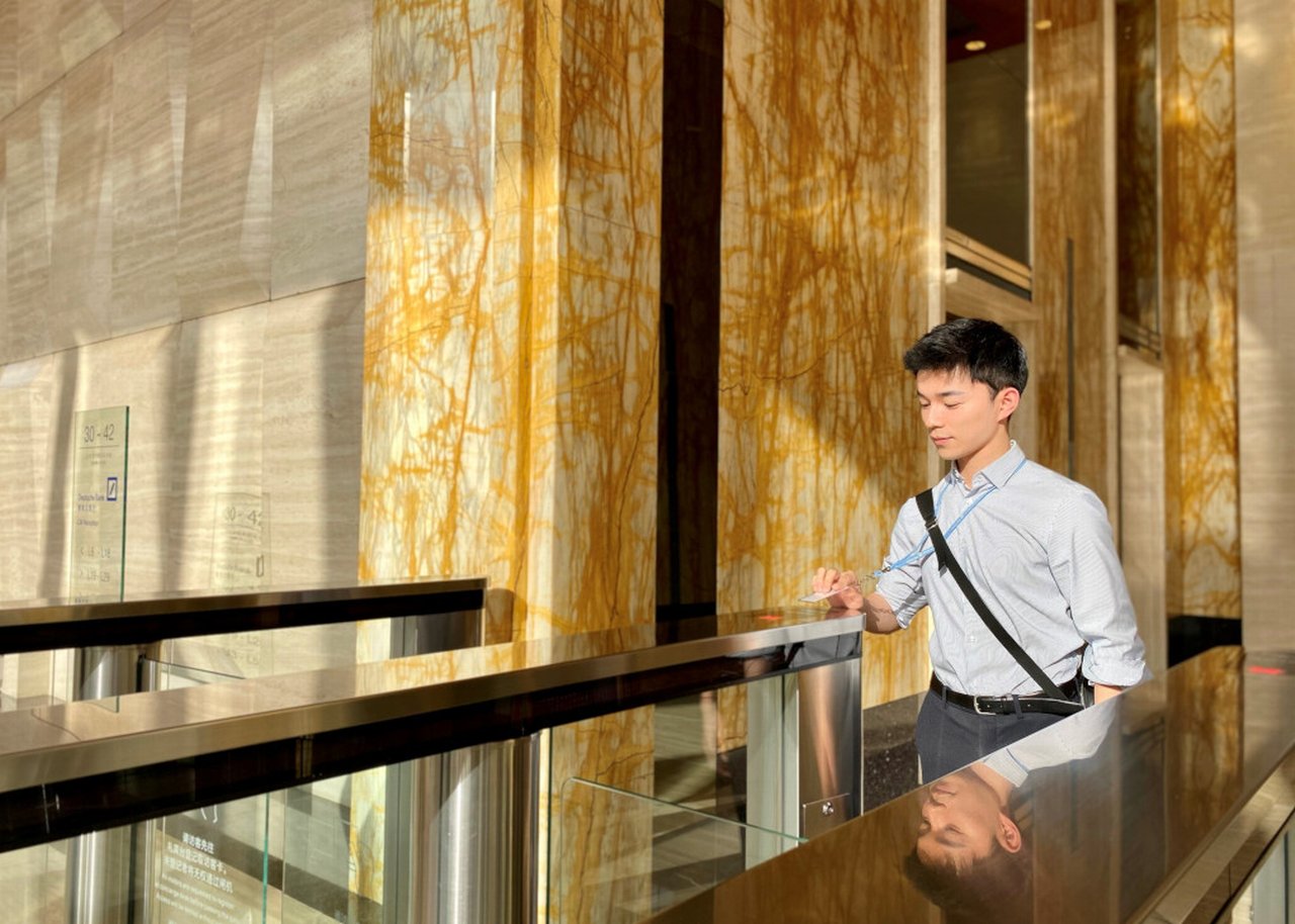 Sean in the entrance area of ​​Deutsche Bank