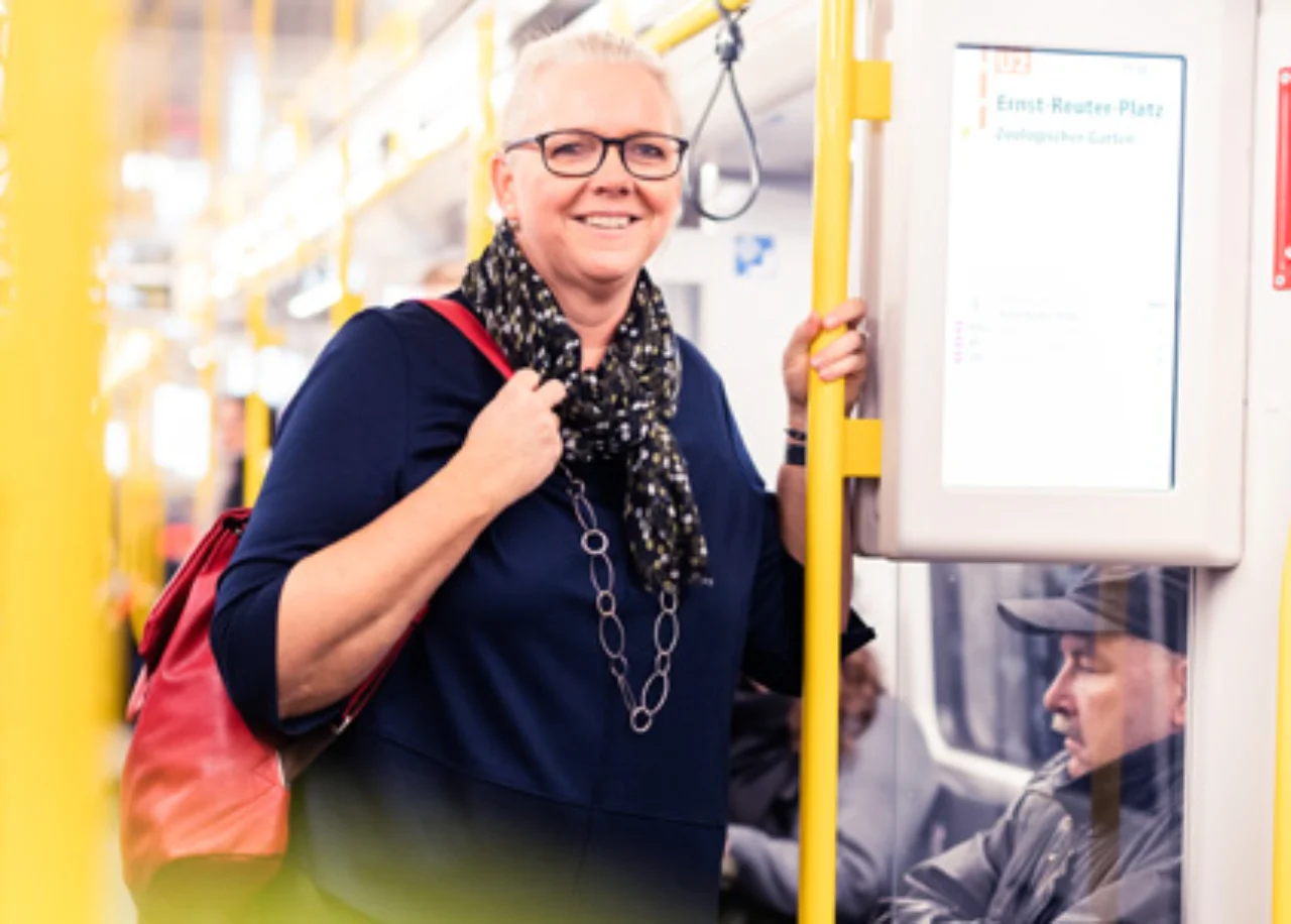 Porträt von Angela mit Rucksack im Bus