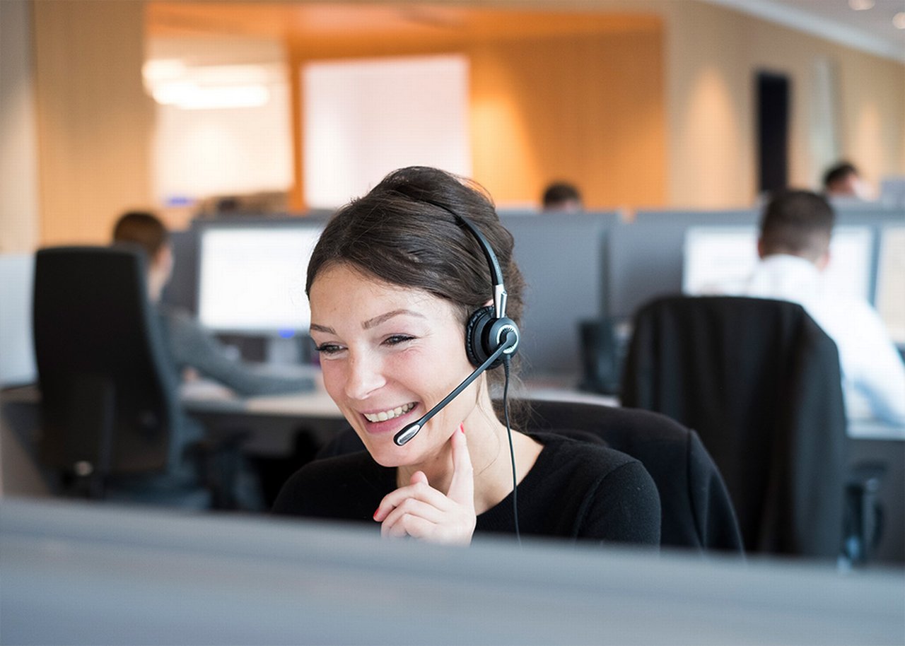Juliane telefoniert mit einem headset