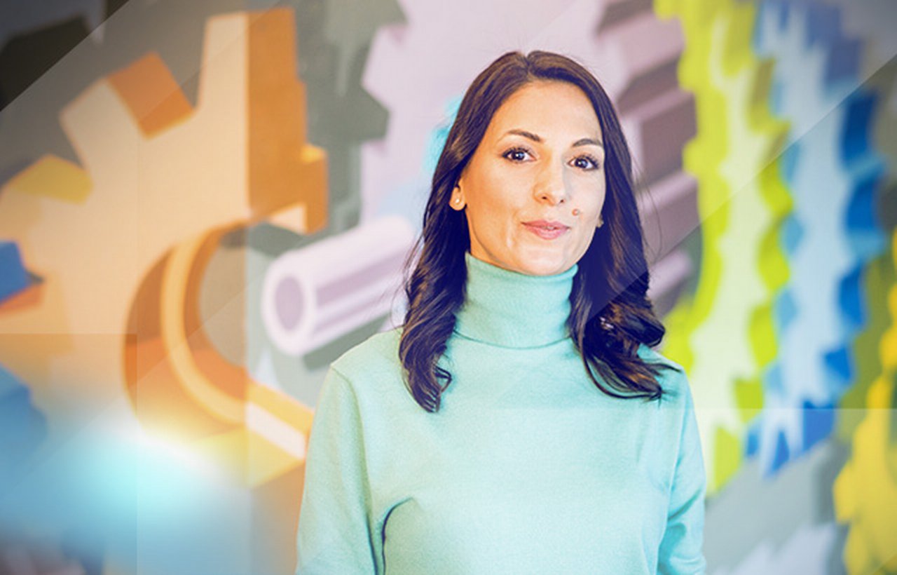 Gabriela posiert vor einer farbenfrohen Graffiti-Kulisse