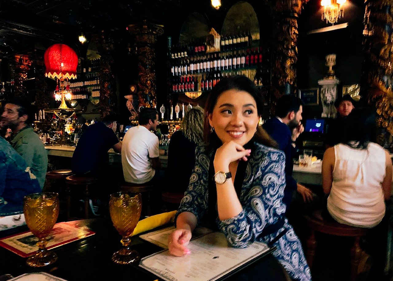 Katharine in an bar