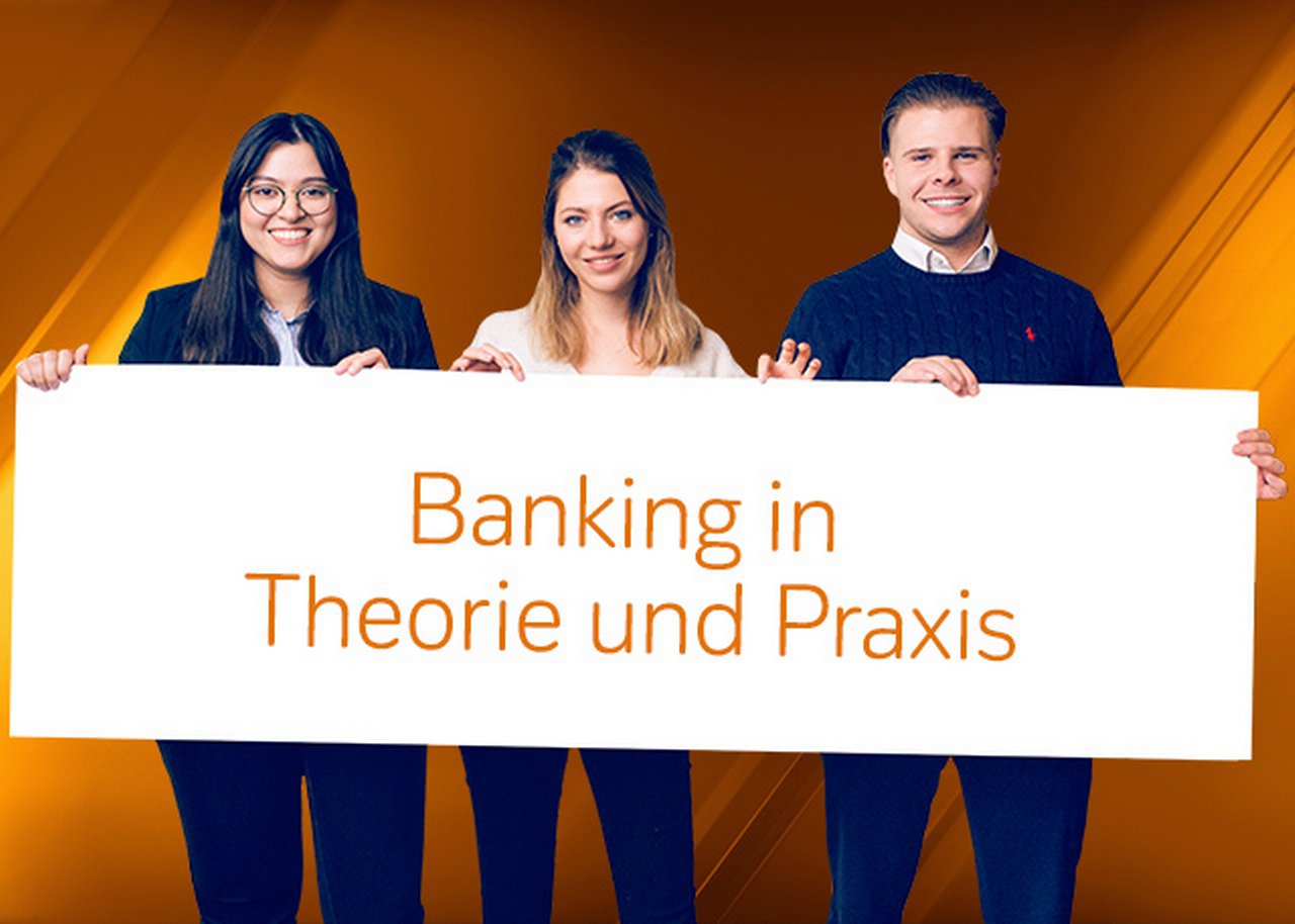 Drei Azubis mit einem Schild ${esc.q}Banking in Theorie und Praxis${esc.q}