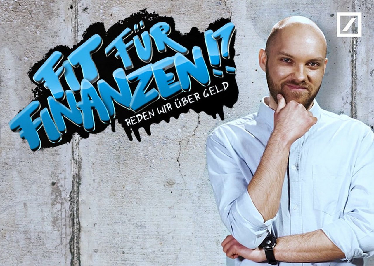 Bild einer Person im weißen Hemd, die vor einer Wand steht, auf der in Graffitti der Schriftzug ${esc.q}Fit für Finanzen!?${esc.q} Reden wir über Geld${esc.q} zu lesen ist