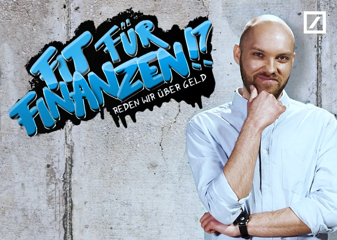Bild einer Person im weißen Hemd, die vor einer Wand steht, auf der in Graffitti der Schriftzug ${esc.q}Fit für Finanzen!?${esc.q} Reden wir über Geld${esc.q} zu lesen ist