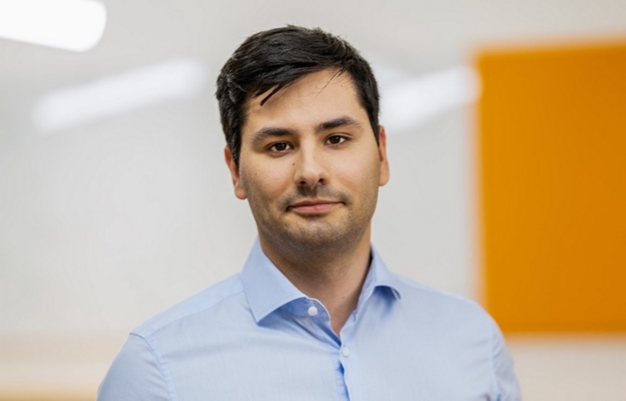 Mark schaut direkt in die Kamera