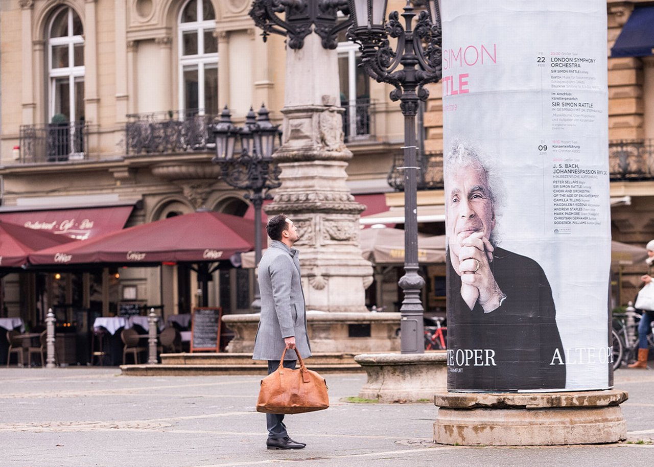 Semi starrt nach oben auf eine Säule