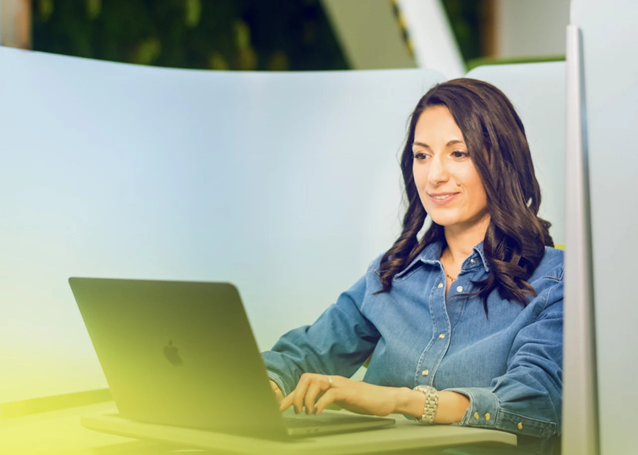 Gabriela arbeitet an ihrem Laptop