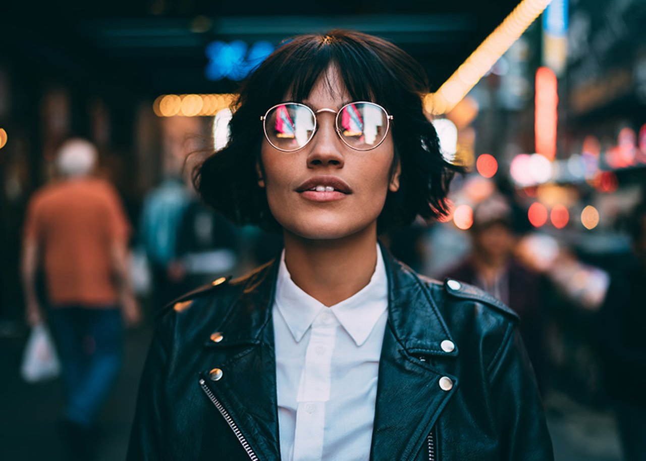 Eine Dame mit Sonnenbrille