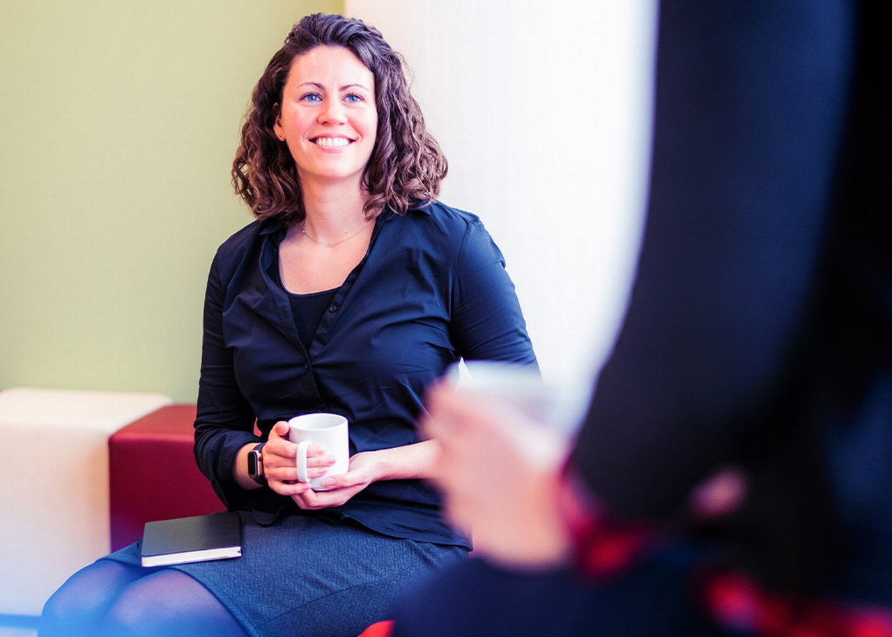 Erin in einem Gespräch mit einem Kaffee