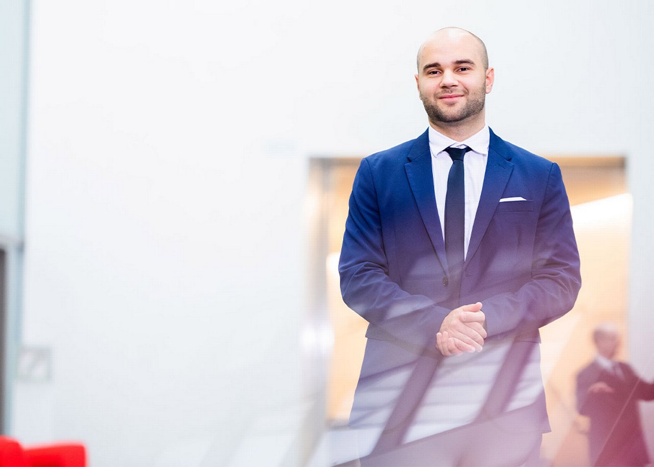 Etrit betritt das Büro