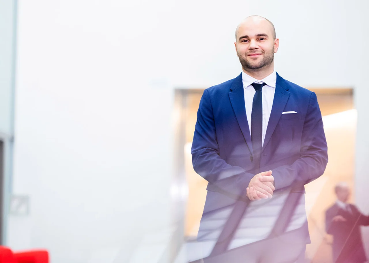 Etrit betritt das Büro