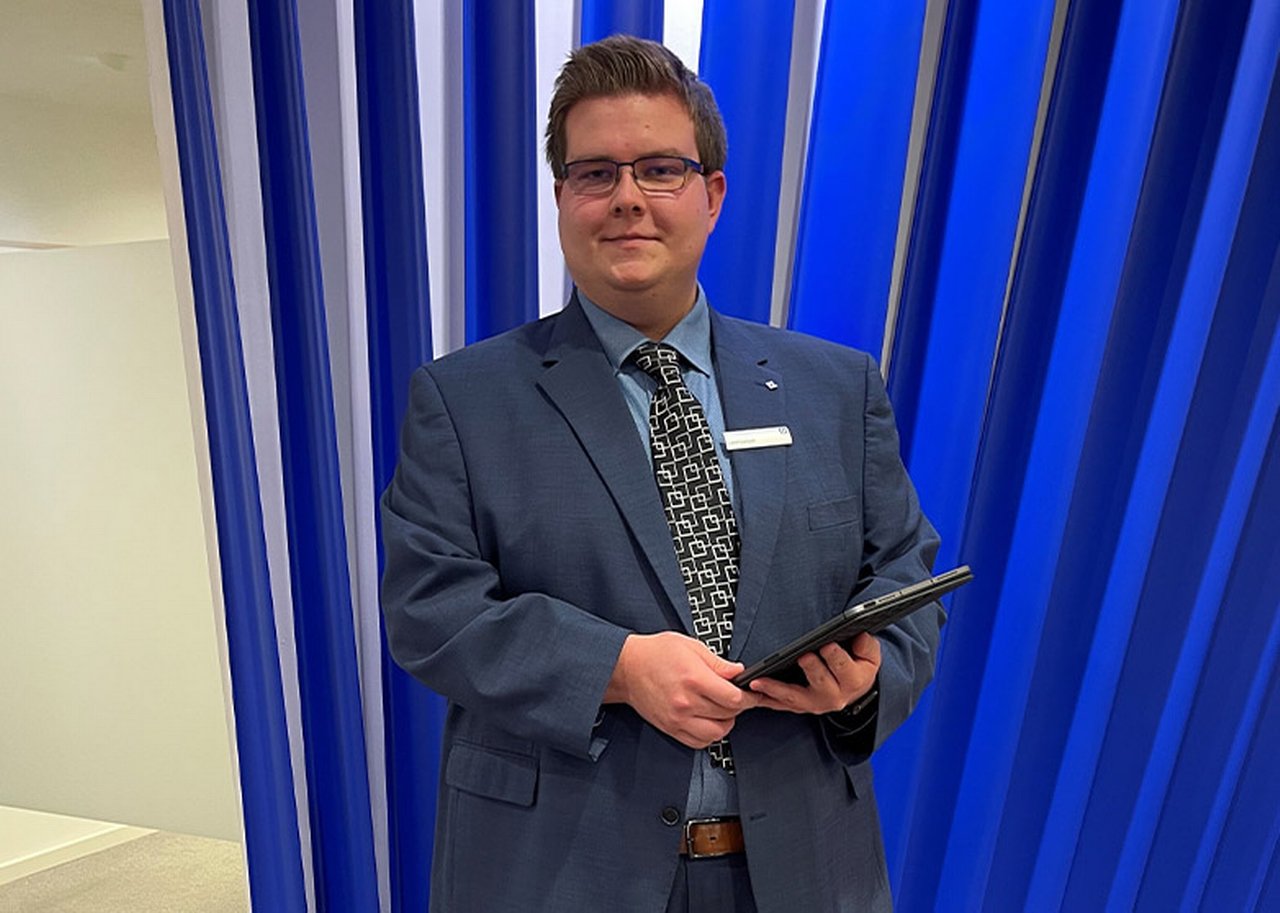 Leon hält ien Tablet in der Hand