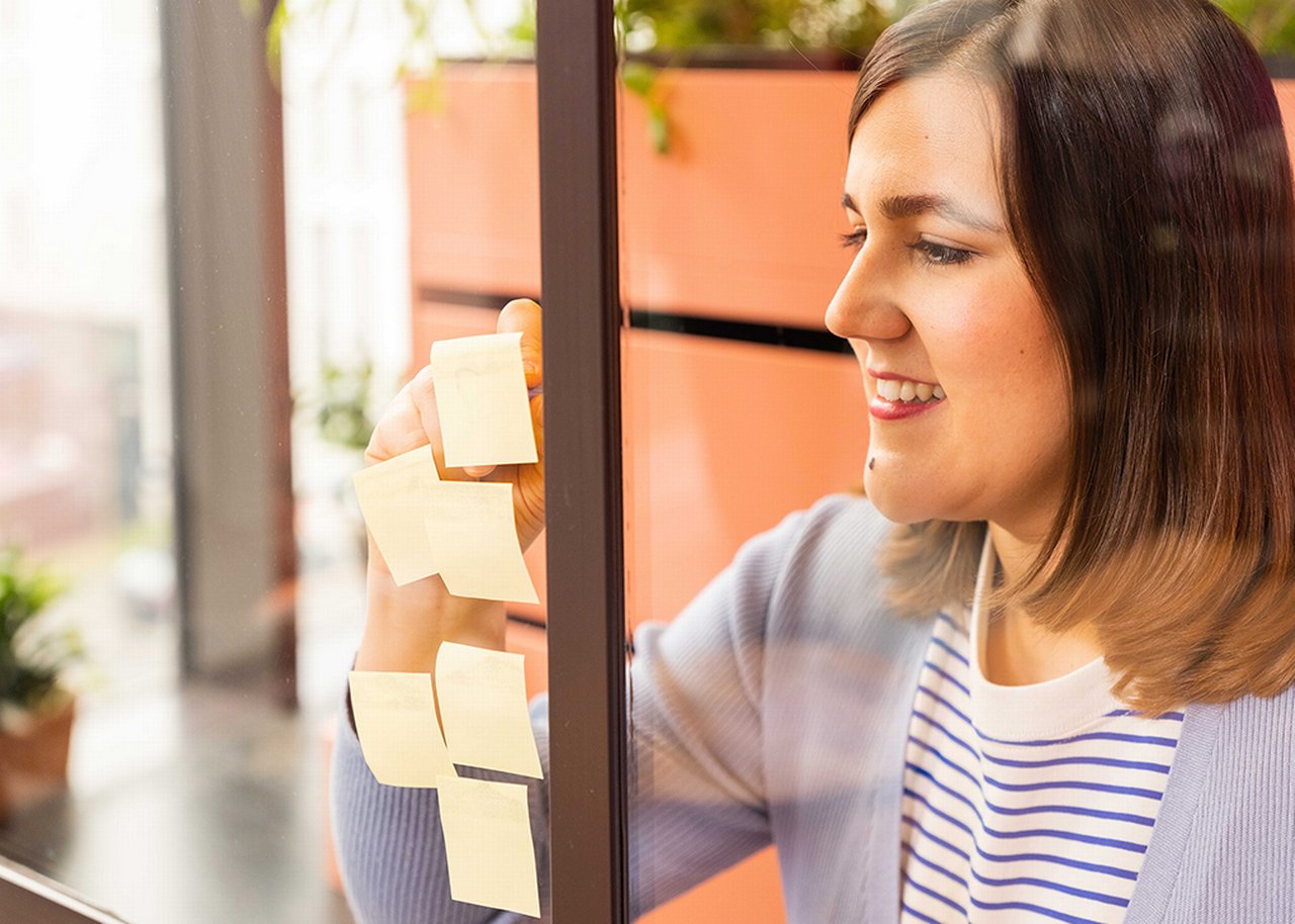 Iulia looking at her post-its