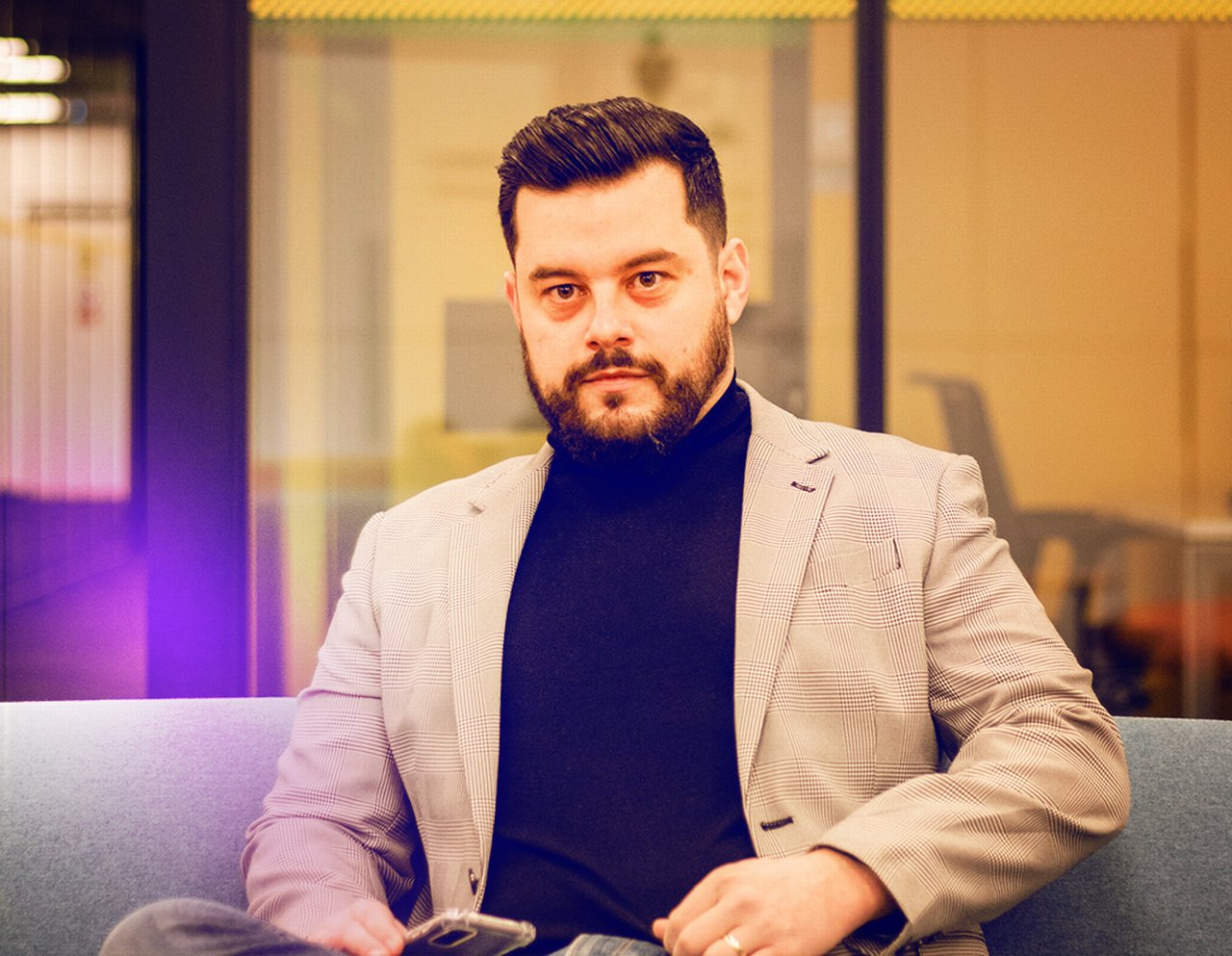 Mihai is sitting on the sofa in the lobby