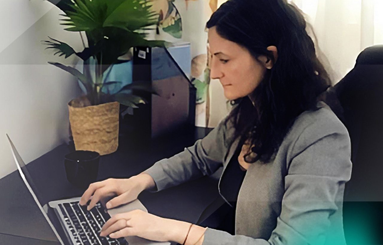 Ramona arbeitet an ihrem Laptop