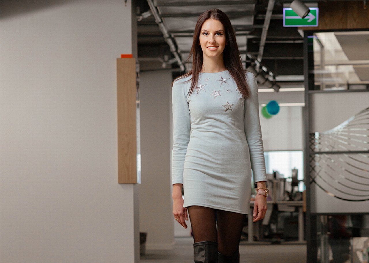 Mariia ist walking through the office