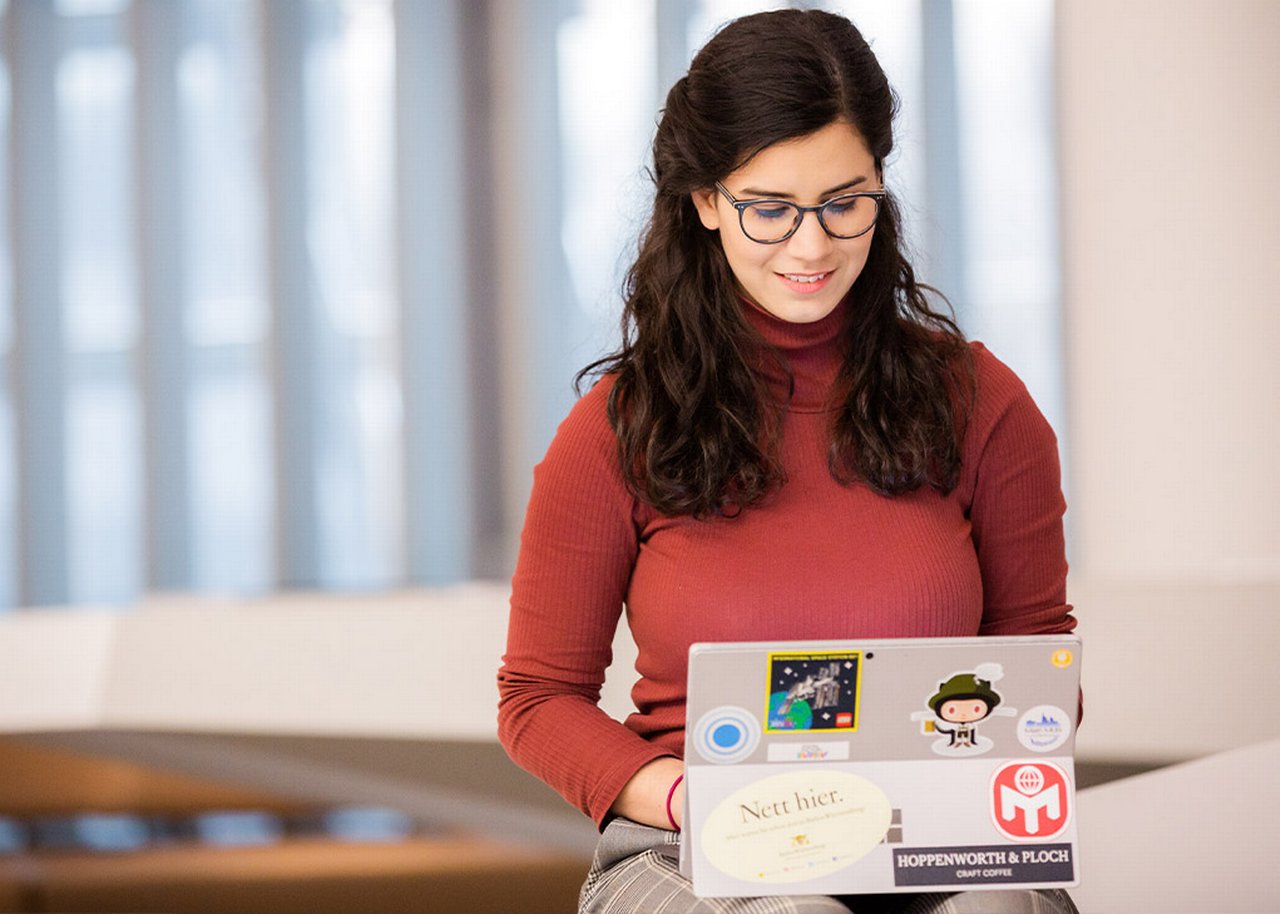 Sofie arbeitet am Laptop