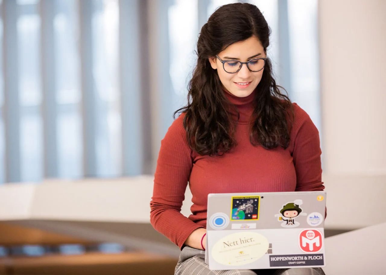 Sofie arbeitet am Laptop