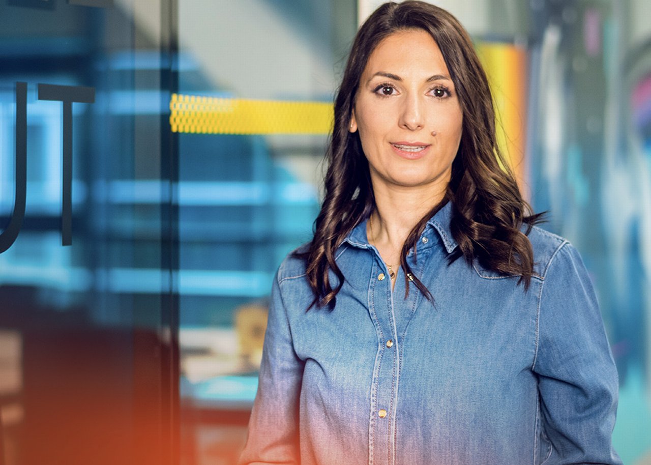 Gabriela posiert vor einer Glastür
