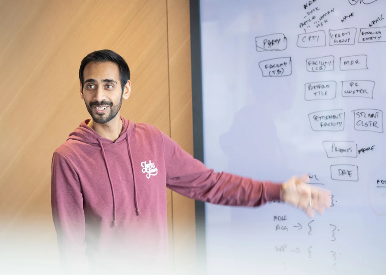 Dipesh hält eine Präsentation