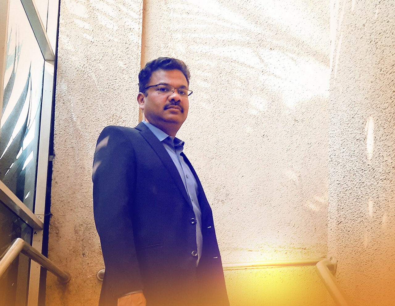 Rohit steht auf einer Treppe