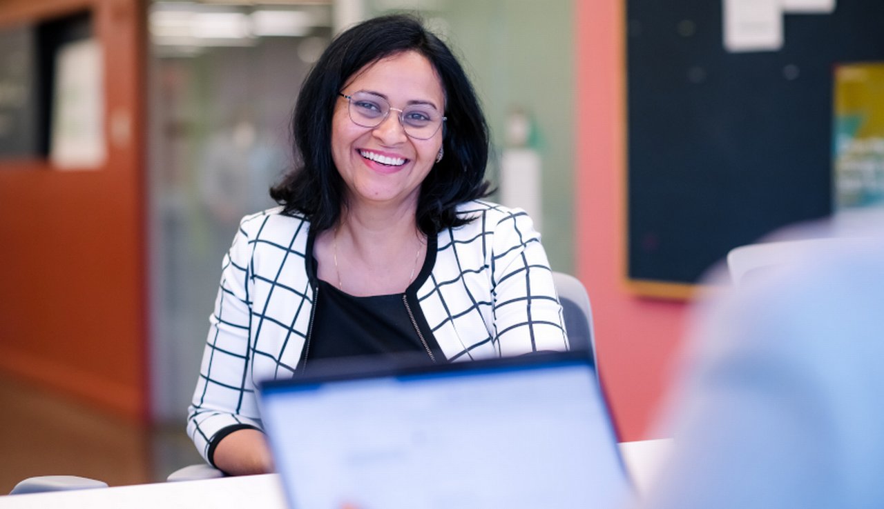 Careers-switchtobanking-woman-smiling-850x490.jpg