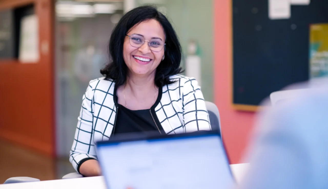 Careers-switchtobanking-woman-smiling-850x490.jpg