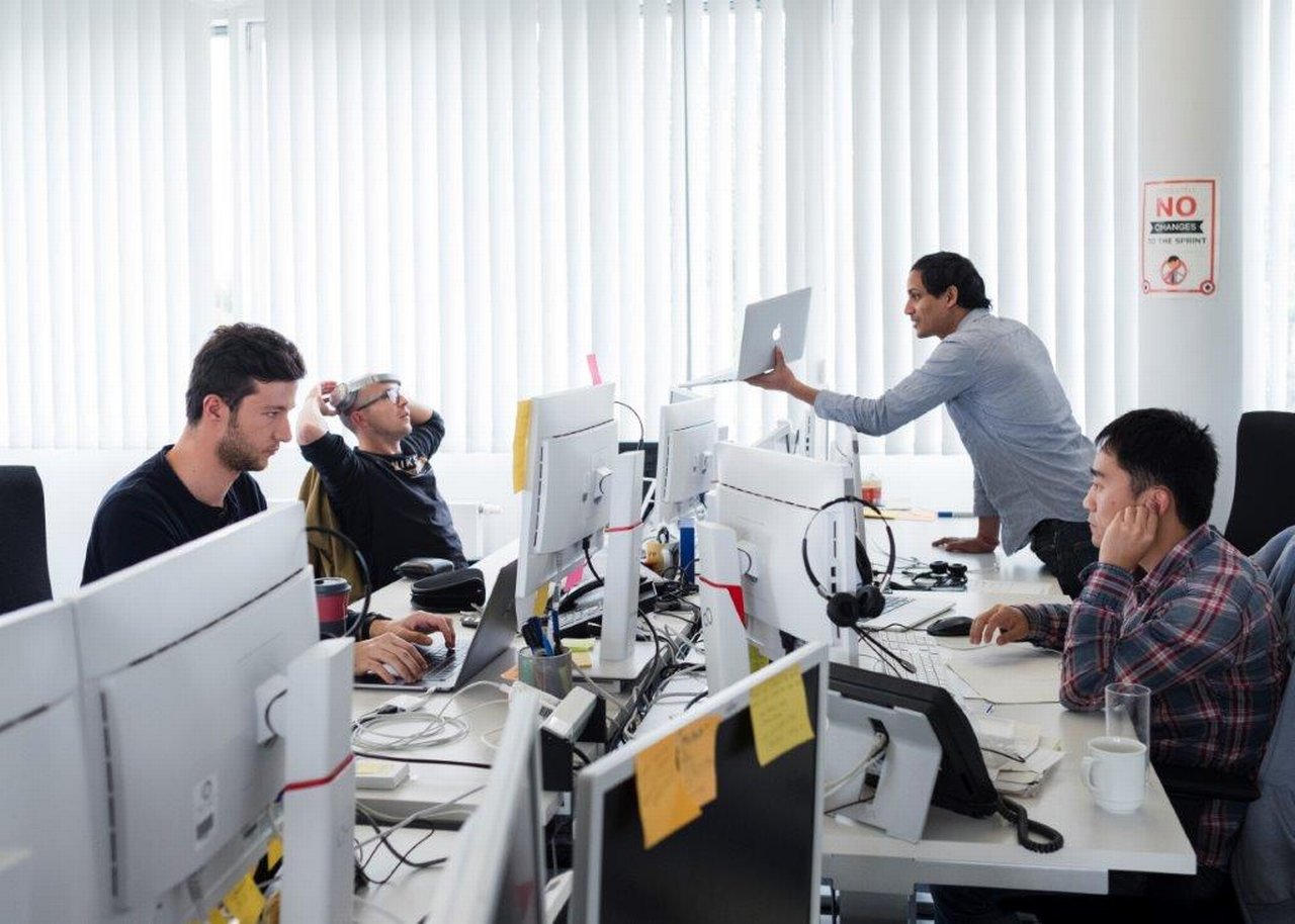 Arbeitssituation mit vier Kollegen in einem Büro