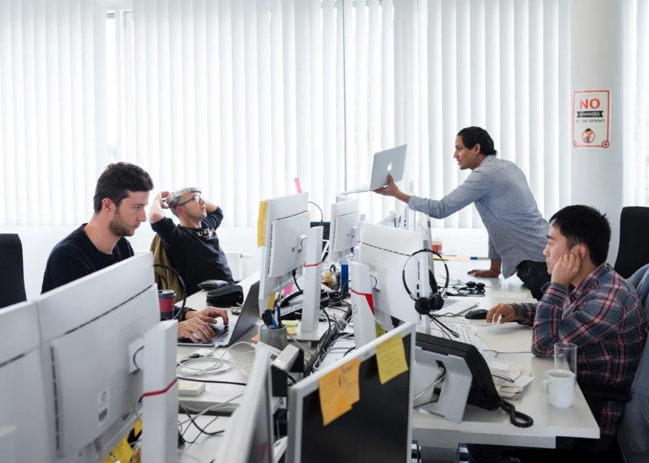 Arbeitssituation mit vier Kollegen in einem Büro