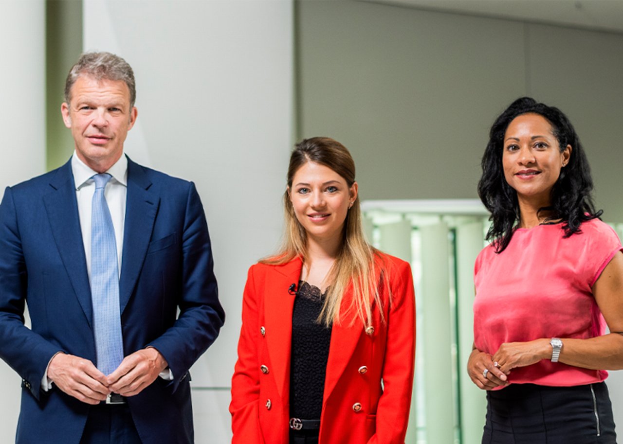 Begrüßung des neuen Ausbildungsjahrgangs 2022 durch Christian Sewing und Virginia Bastian