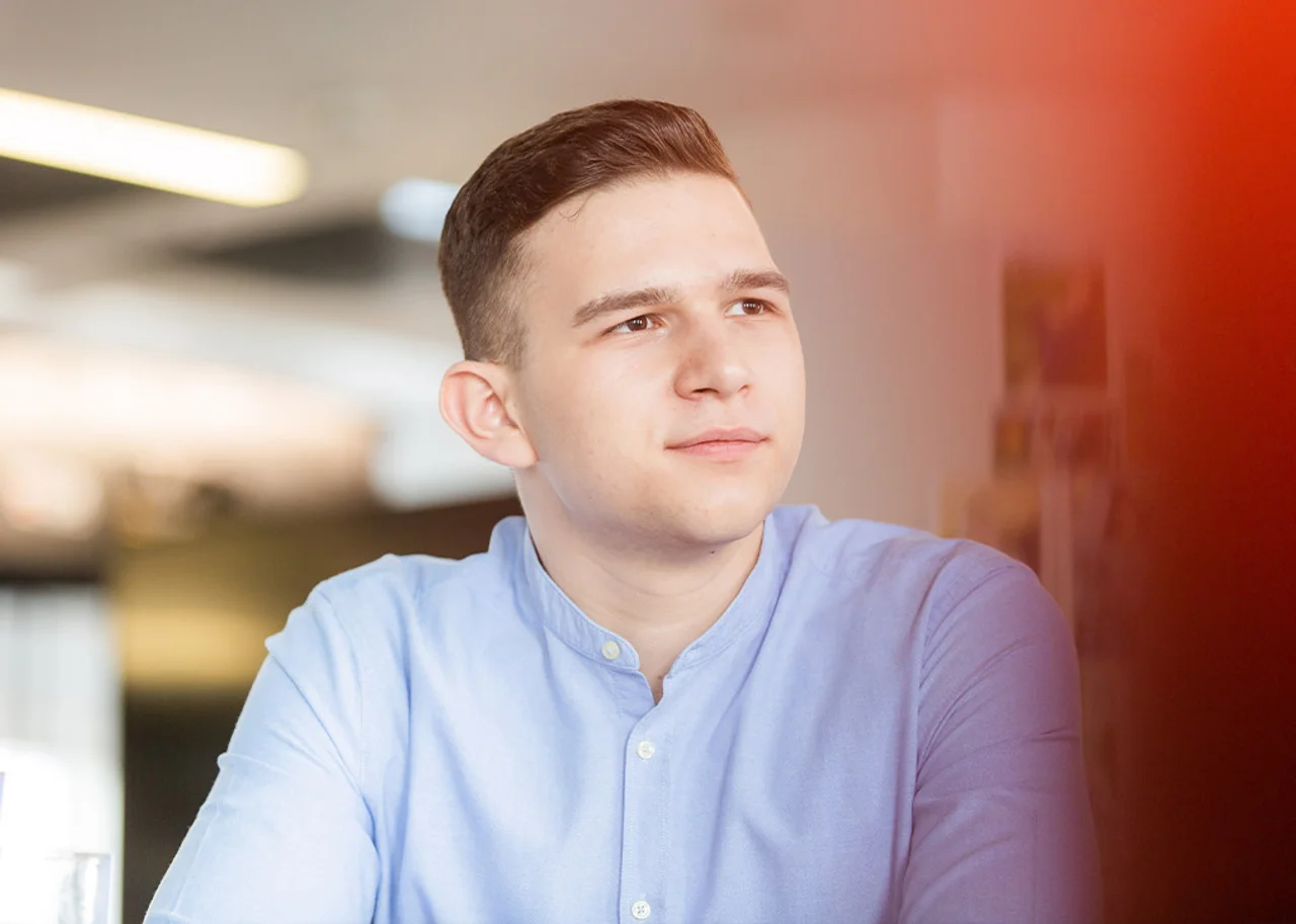 Justin schaut nachdenklich