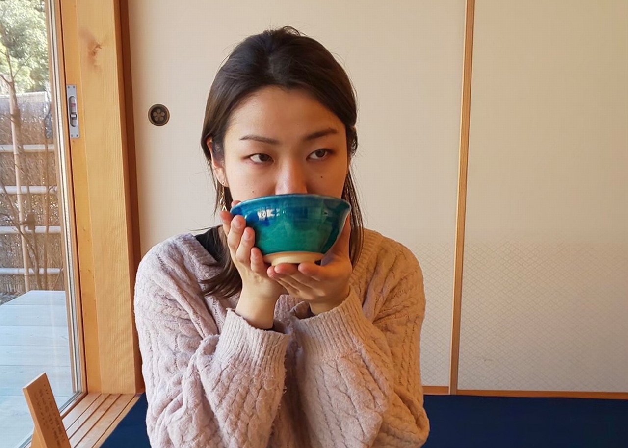 Kyoko trinkt aus einer Tasse Tee