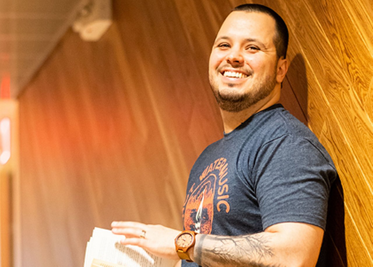 Portrait of Ralf in front of a wooden wall