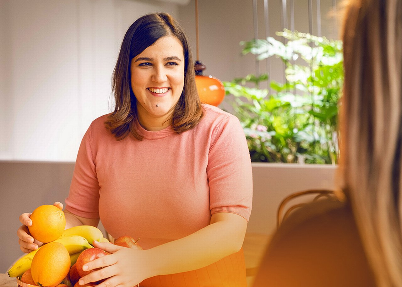 Iulia posiert mit einem Obstkorb