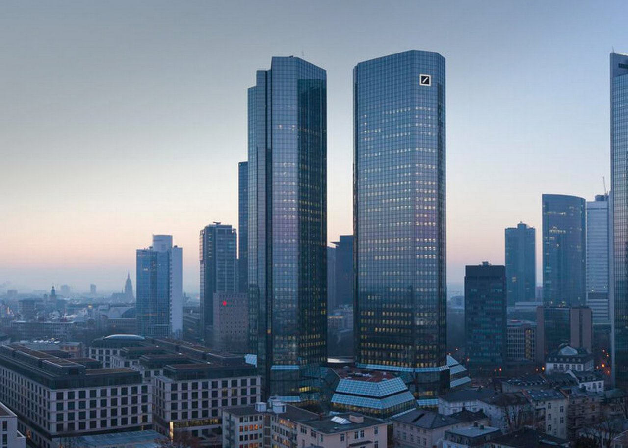 Stadtsihouette mit Hochhäusern