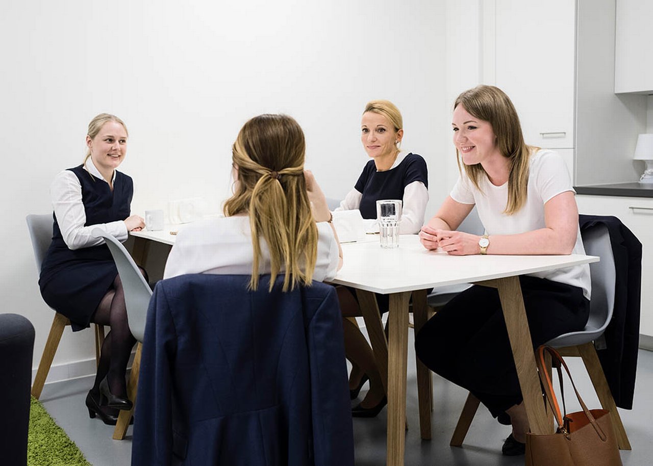 Marleen is sitting at a round table with colleagues