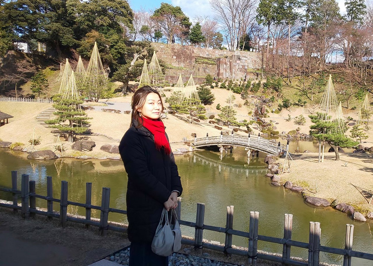 Kyoko in einem Park mit See