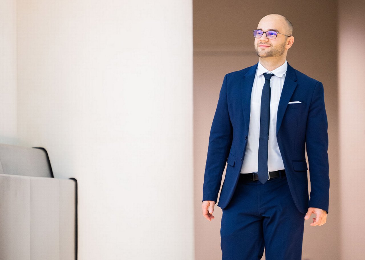 Etrit betritt das Büro