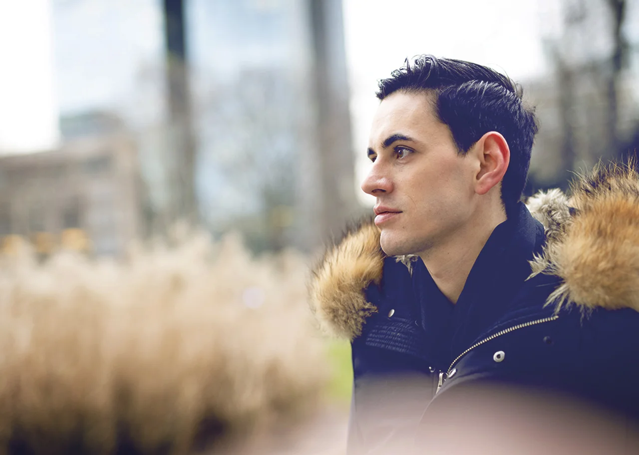 Danny schaut in die Ferne im Winter in der Stadt