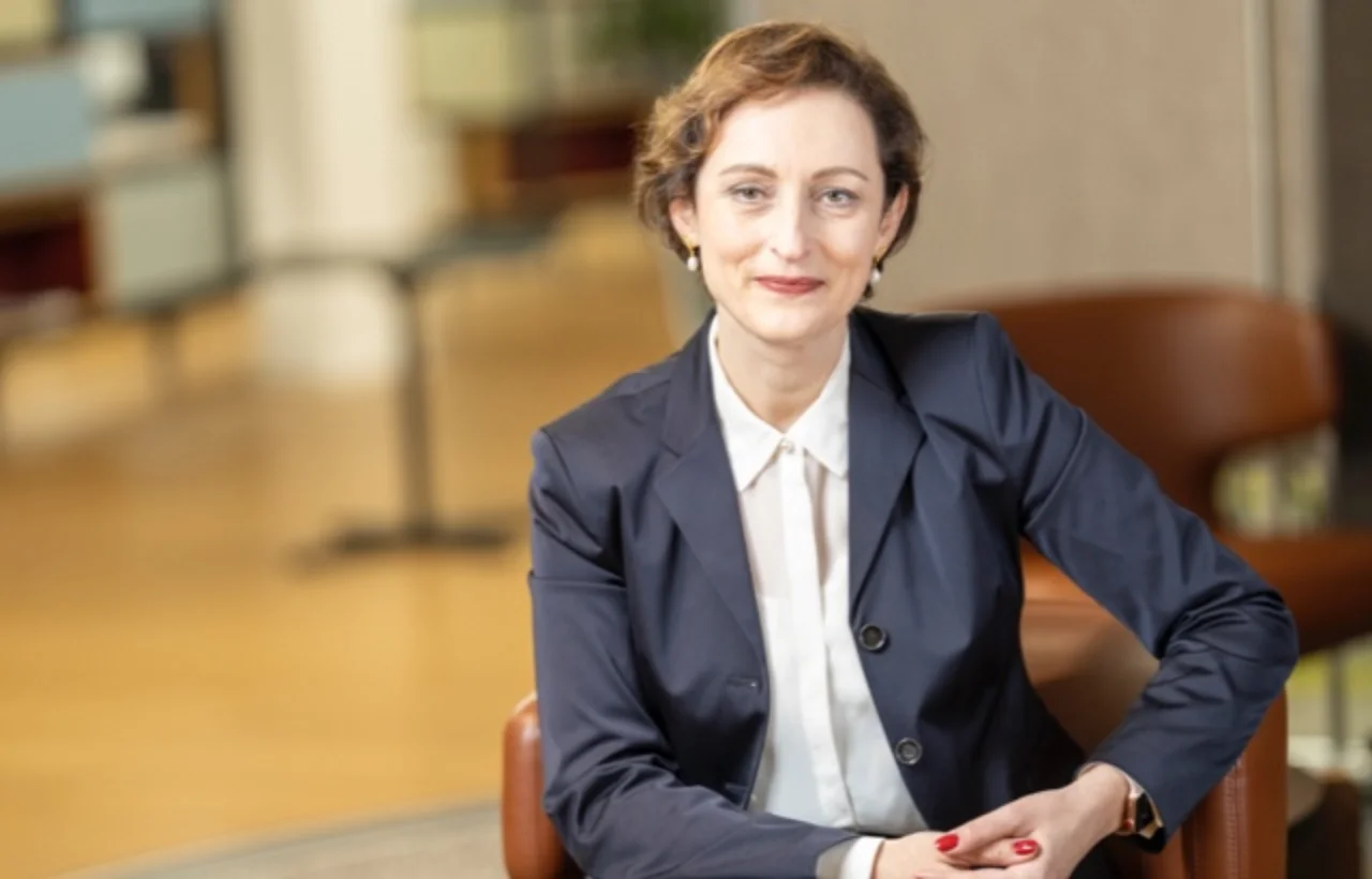 Elena im Büro