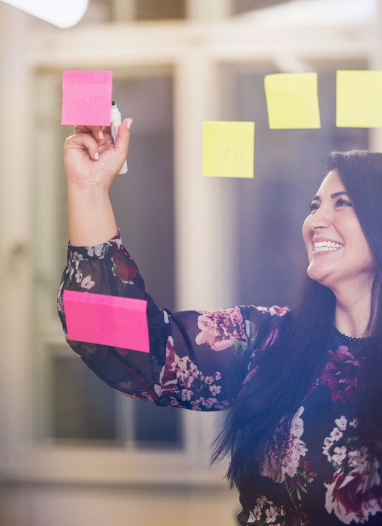 woman-with-postits.png