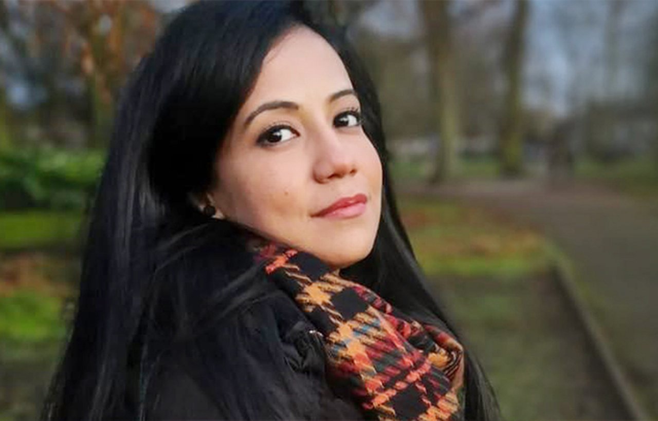 Portät von Syda mit Winterjacke und Schal