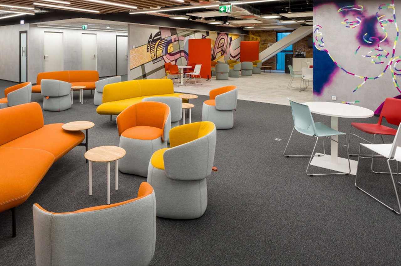 Bildung Plaza Bukarest bequeme Stühle und Kaffeetische