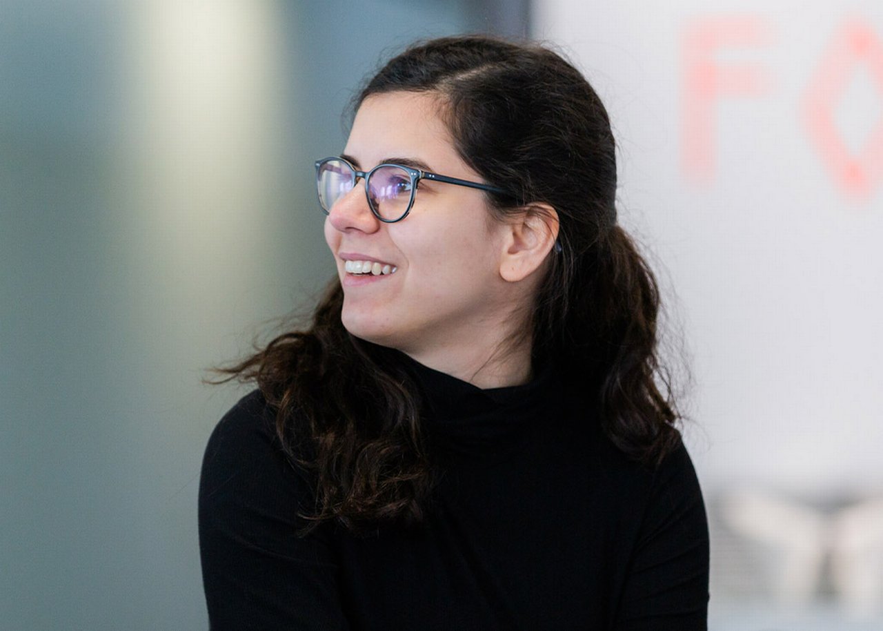 Sofie lächelt im Profil