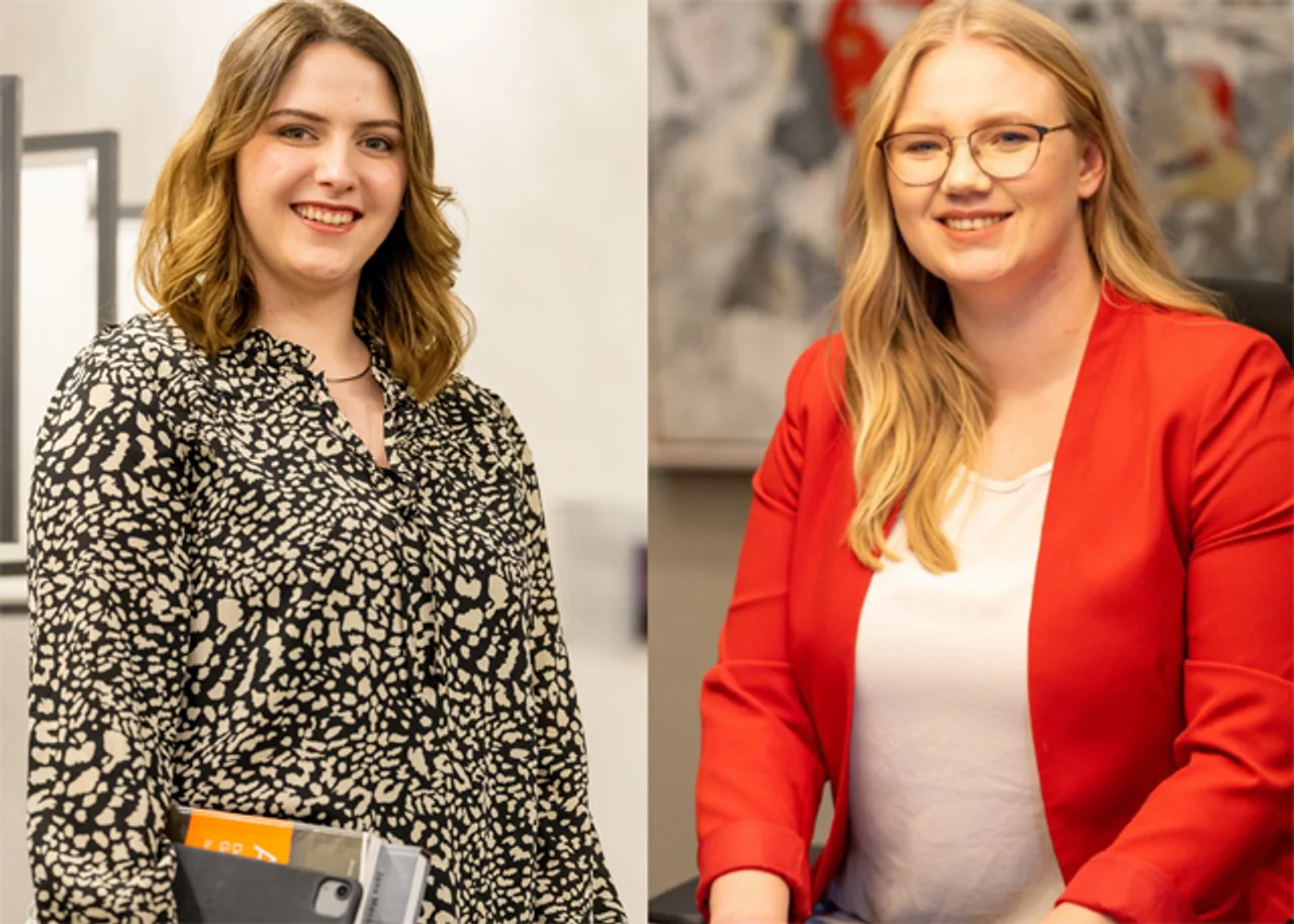 Azubis Kathi und Katharina posieren lächeln
