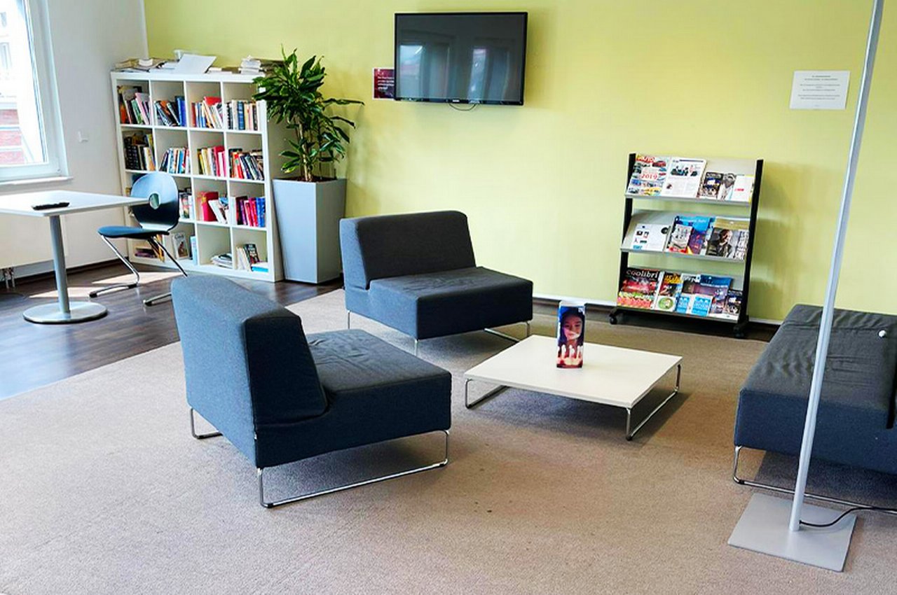 Lounge of db Direkt with bookshelves and couches
