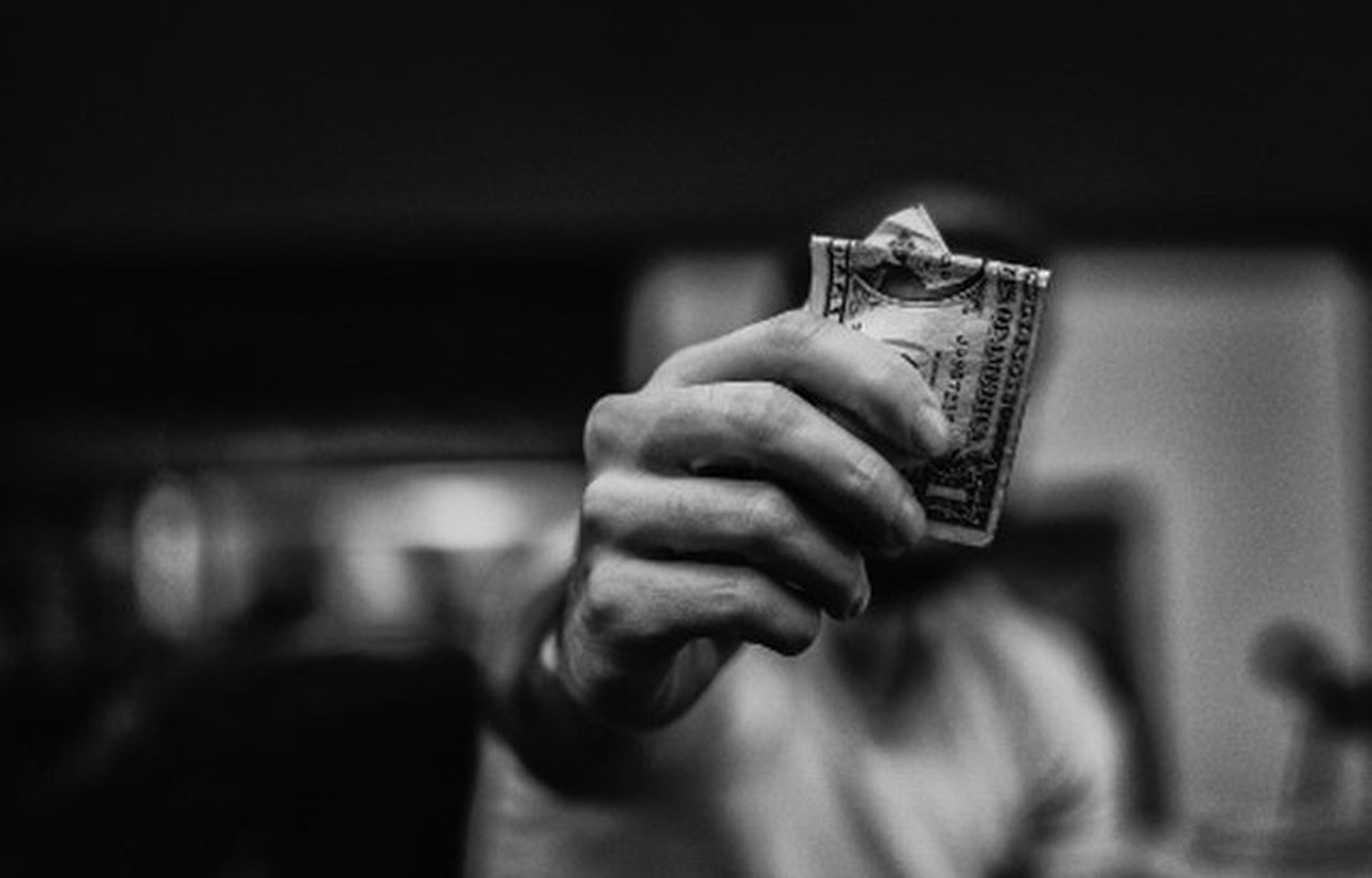 in Schwarzweiss: Hand mit Geldschein